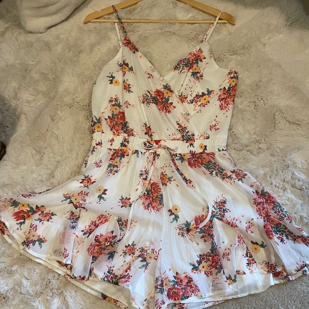 NWT Trixxi Francesca’s White Floral Spring Romper size XL